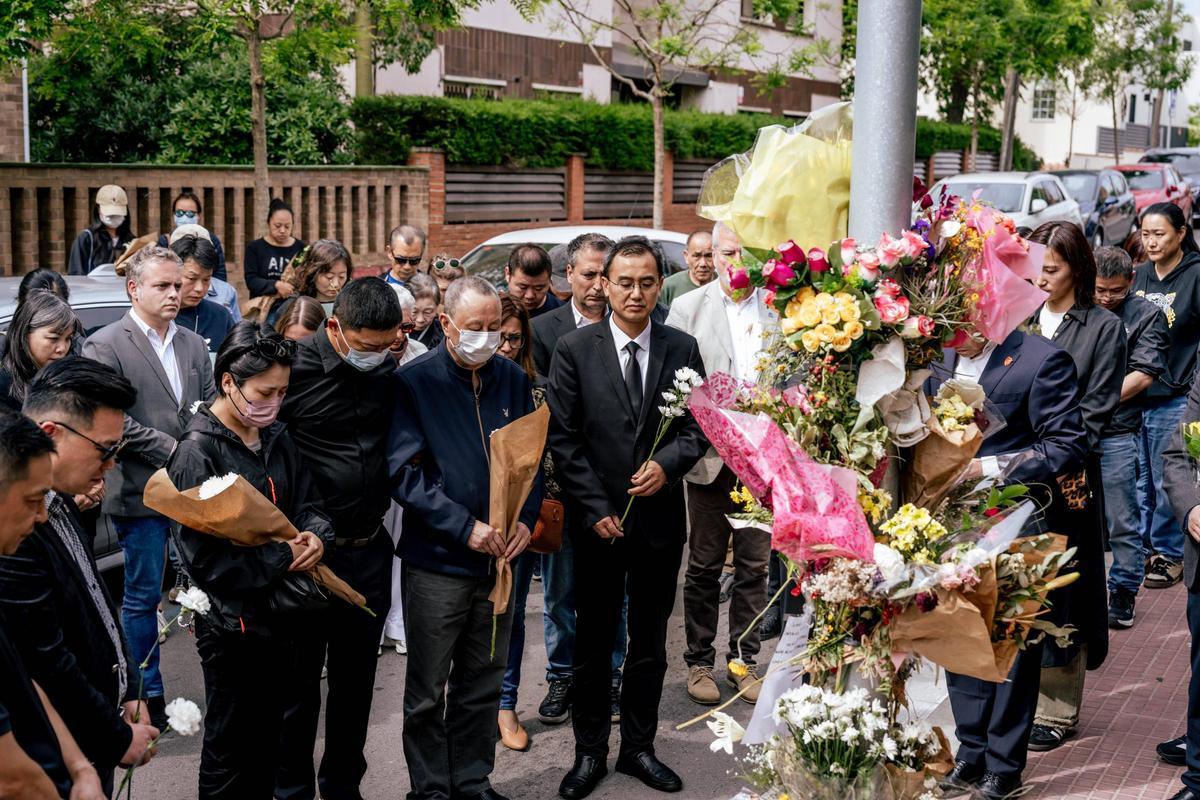 Acto en homenaje a la mujer asesinada en Esplugues con la presencia del padre de la víctima, que ha viajado desde China