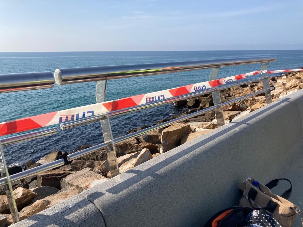 Nuevo pasamanos y barandilla de acero inoxiadable en el paseo del Dique de Levante de Torrevieja