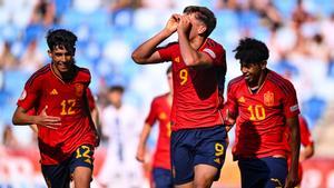 Marc Guiu celebra el gol de España-Sub17