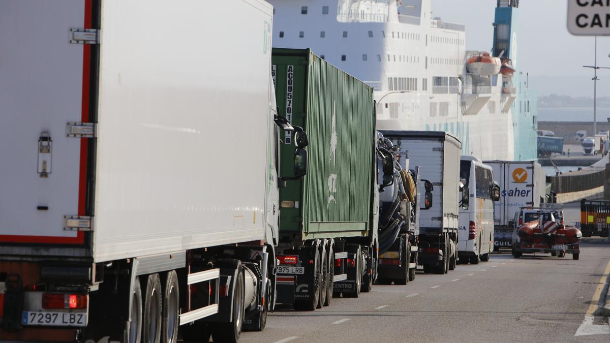 Lastwagen im Hafen von Palma