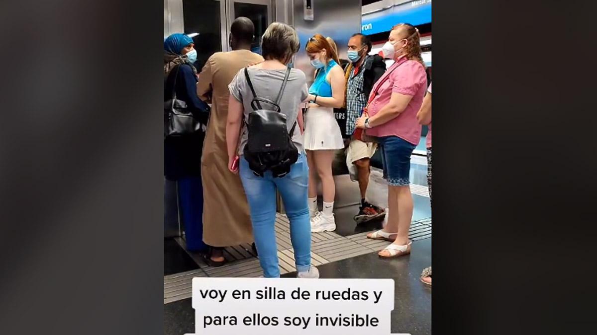 Una usuària en cadira de rodes viu aquesta lamentable situació al metro de Barcelona