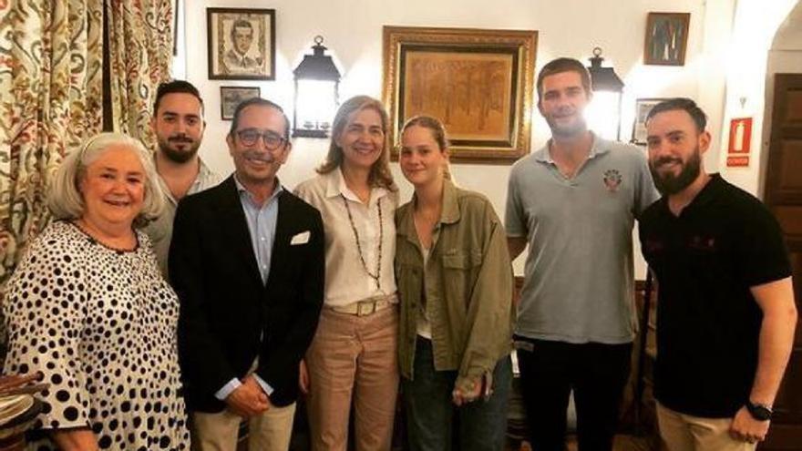 La infanta Cristina visita Córdoba y disfruta de sus platos típicos en la taberna El Pisto