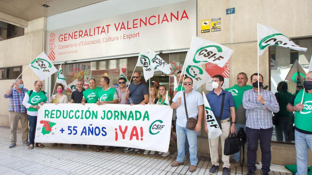 Protesta este martes a las puertas de la sede de Educación en Alicante