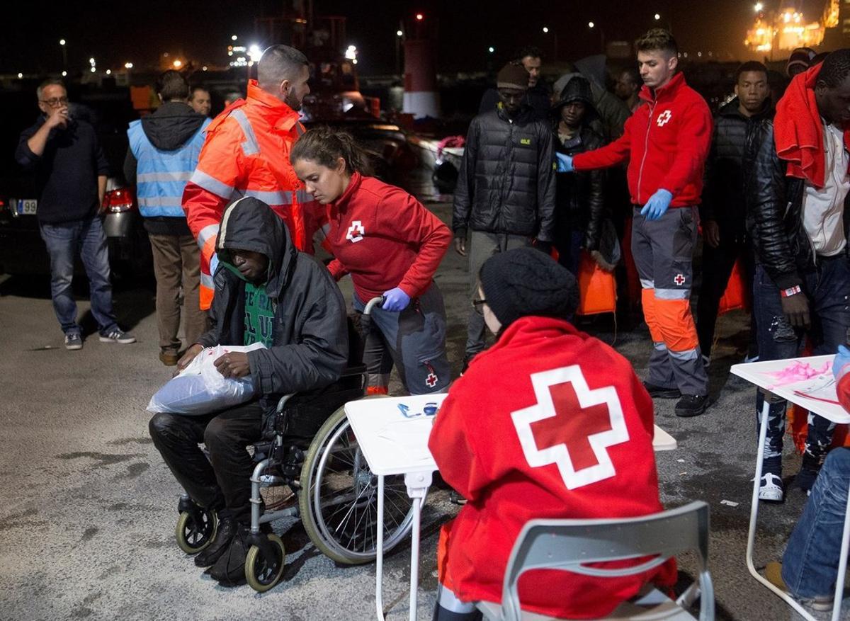 GRAF6480  MOTRIL  01 03 2019 -Llegan al puerto de Motril las 49 personas de origen subsahariano  entre ellos seis mujeres y varios menores  que Salvamento Maritimo rescato esta tarde cuando navegaban en una patera por las cercanias de isla de Alboran  EFE Miguel Paquet