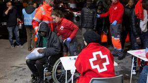 GRAF6480  MOTRIL  01 03 2019 -Llegan al puerto de Motril las 49 personas de origen subsahariano  entre ellos seis mujeres y varios menores  que Salvamento Maritimo rescato esta tarde cuando navegaban en una patera por las cercanias de isla de Alboran  EFE Miguel Paquet