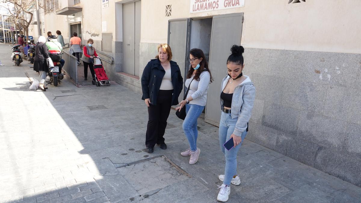 La concejala socialista Carmen Martín con vecinas del barrio de la Trinidad,