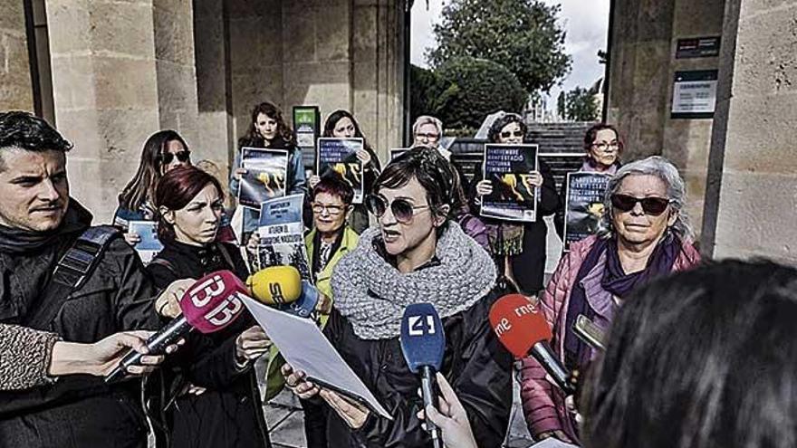 La portavoz del Moviment Feminista, ayer durante la rueda de prensa.