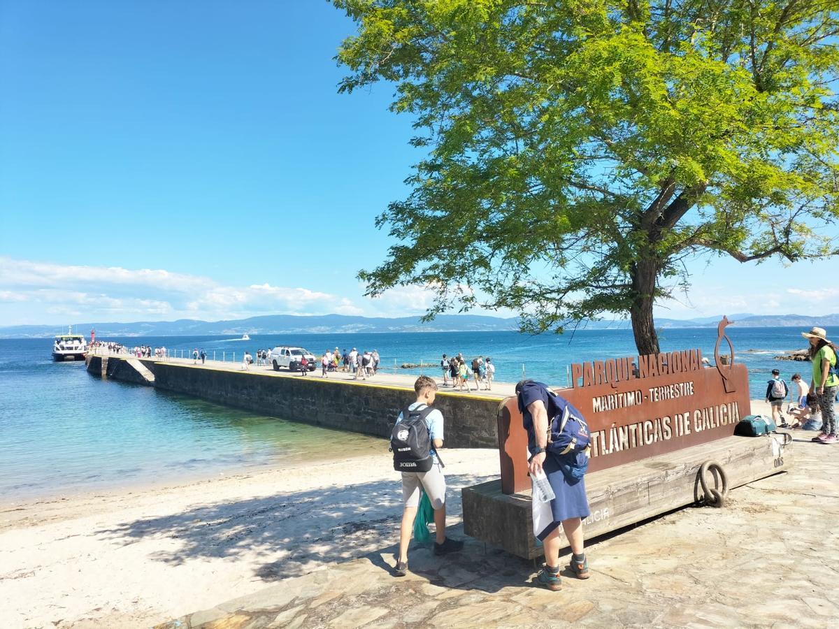 Entrada a Ons con el muelle del barco de pasaje.