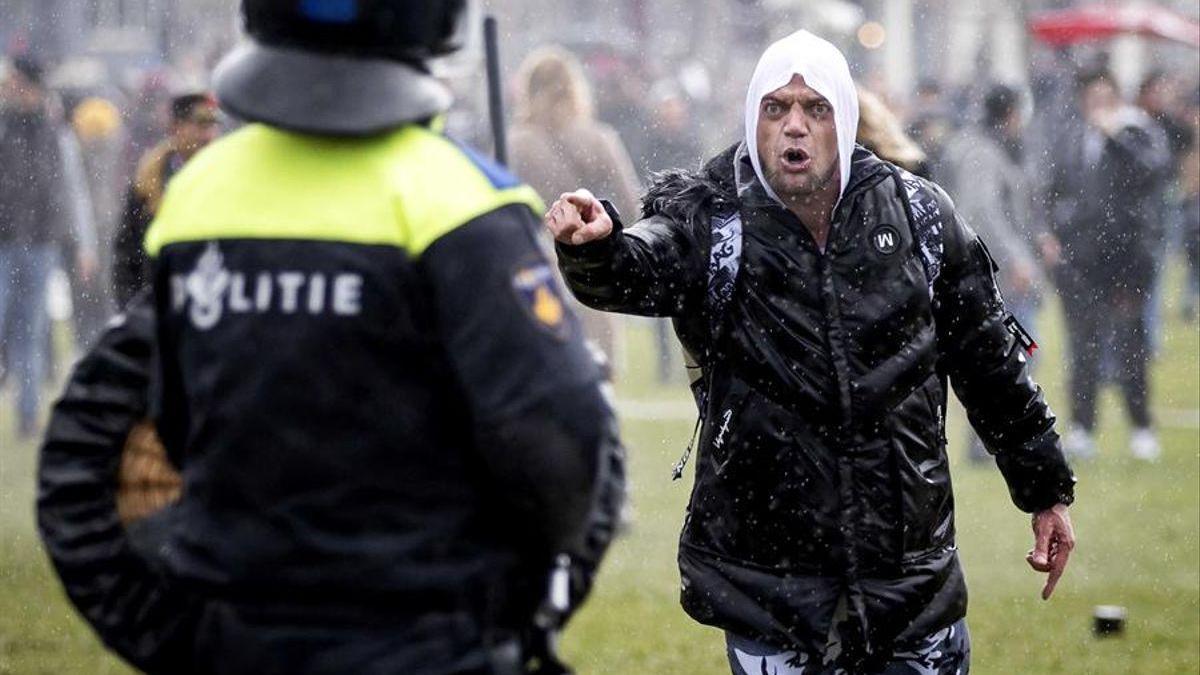 La policía dispersa una protesta contra el confinamiento en Amsterdam