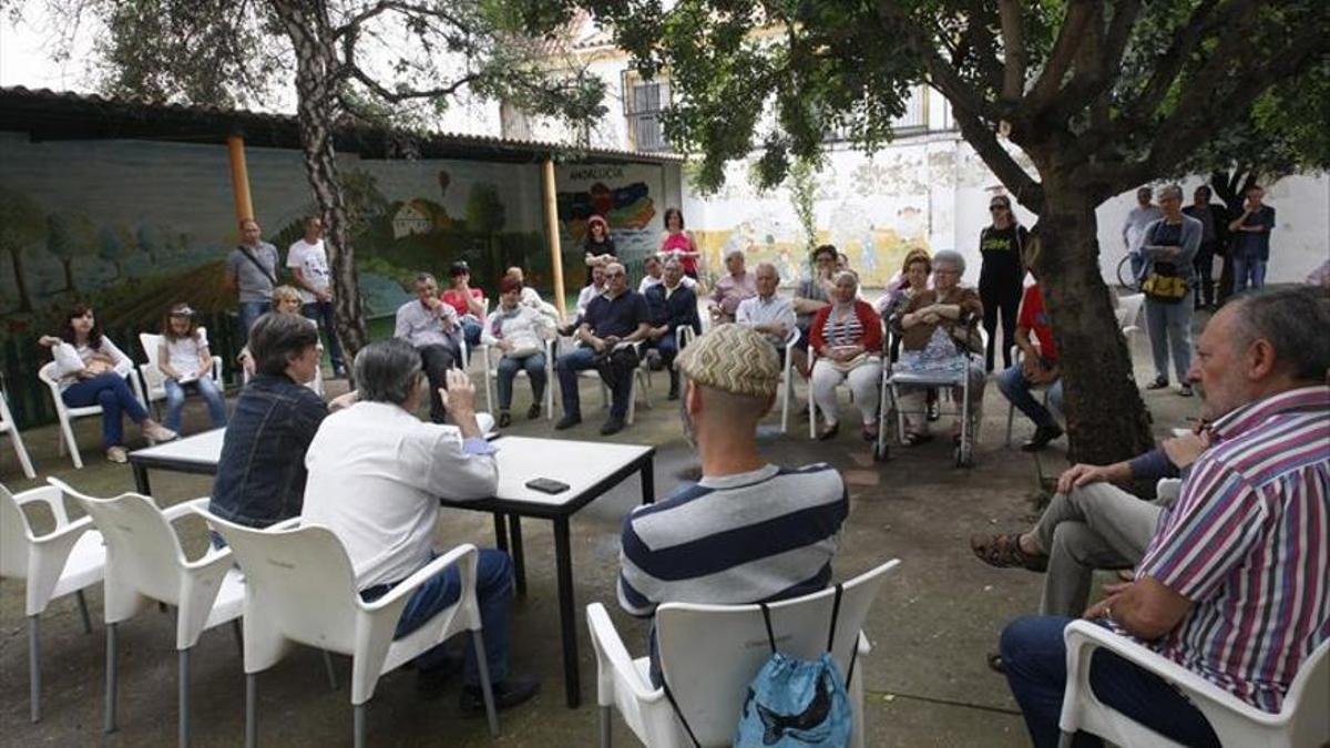 Asamblea vecinal celebrada en el antiguo colegio Luciana Centeno.