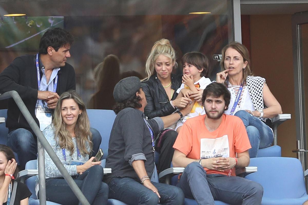 Shakira consuela a sus hijos en la Eurocopa