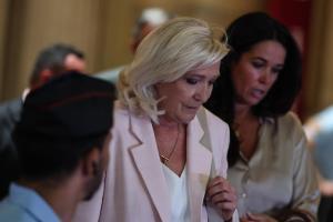 La justicia rebaja la condena a Marine Le Pen y el veredicto abre la puerta a que sea candidata al Elíseo en 2027