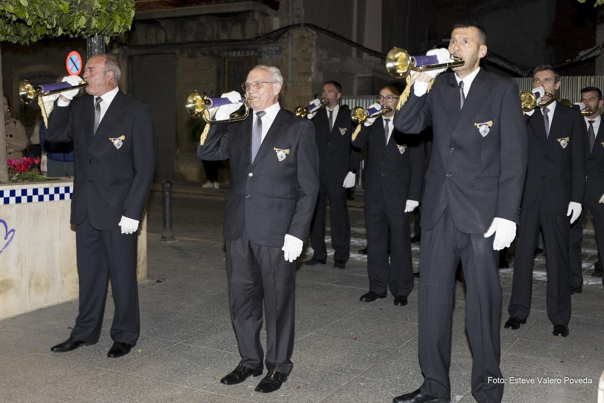 La banda de cornetas y tambores centenaria 'Los Lucas' durante su participación en el emotivo acto en Crevillent