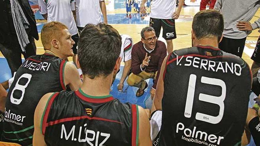 Xavi Sastre da instrucciones a sus jugadores durante el partido del domingo ante el Cáceres.