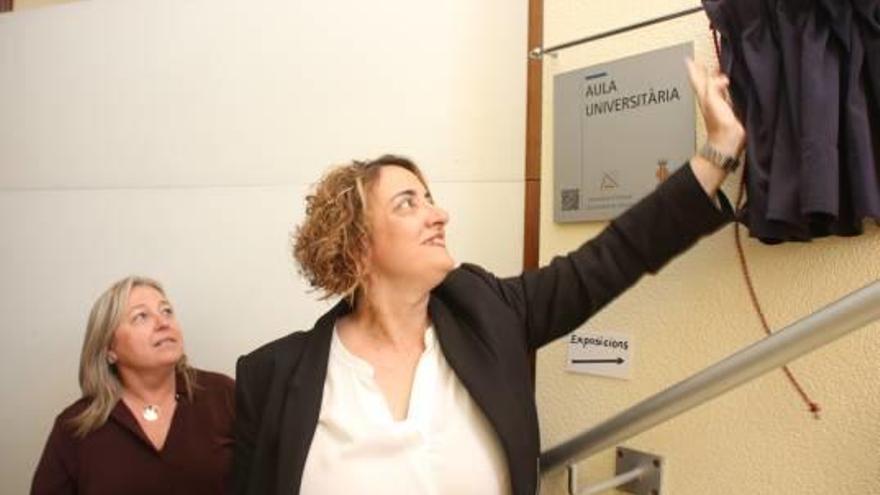 La alcalesa descubre la placa del aula universitaria.