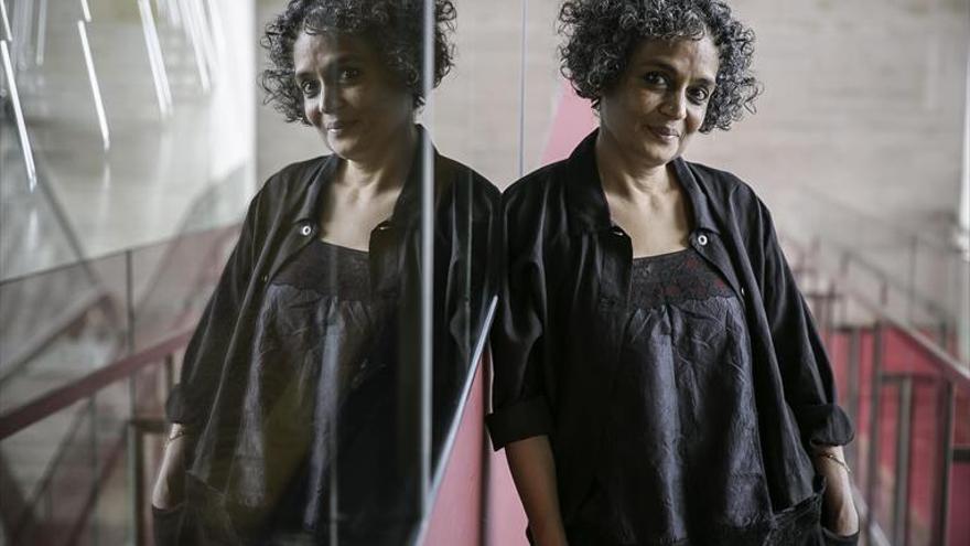 Arundhati Roy regresa a la ficción igual de combativa