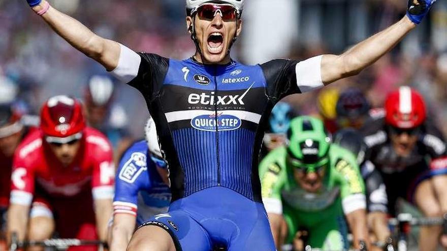 Kittel festeja la victoria en Nimenga. // Efe