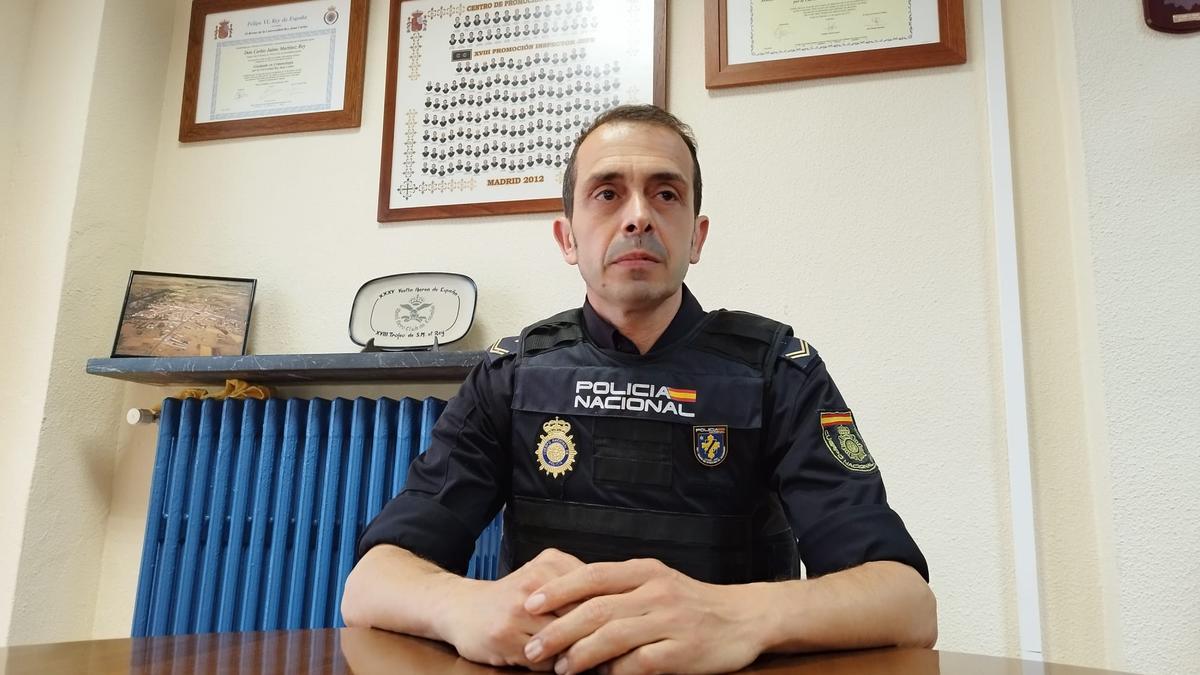 Miguel M. en la comisaría de la Policía Nacional en Langreo