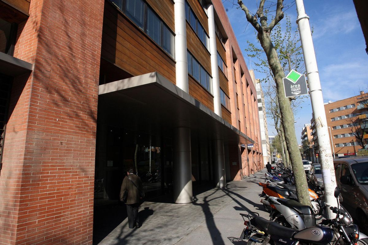El Ministeri de Justícia va rebutjar registrar operacions en què va intervenir el notari investigat per estafa a gent gran El Ministeri de Justícia va rebutjar registrar operacions en què va intervenir el notari investigat per estafa a gent gran