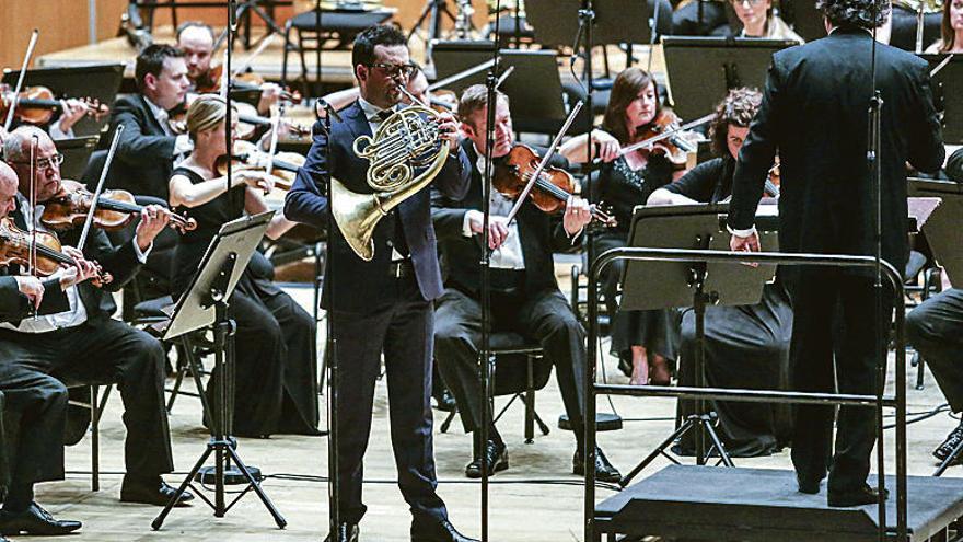 Alberto Menéndez, ayer, durante su interpretación con la Orquesta de la BBC en el Auditorio de Oviedo.