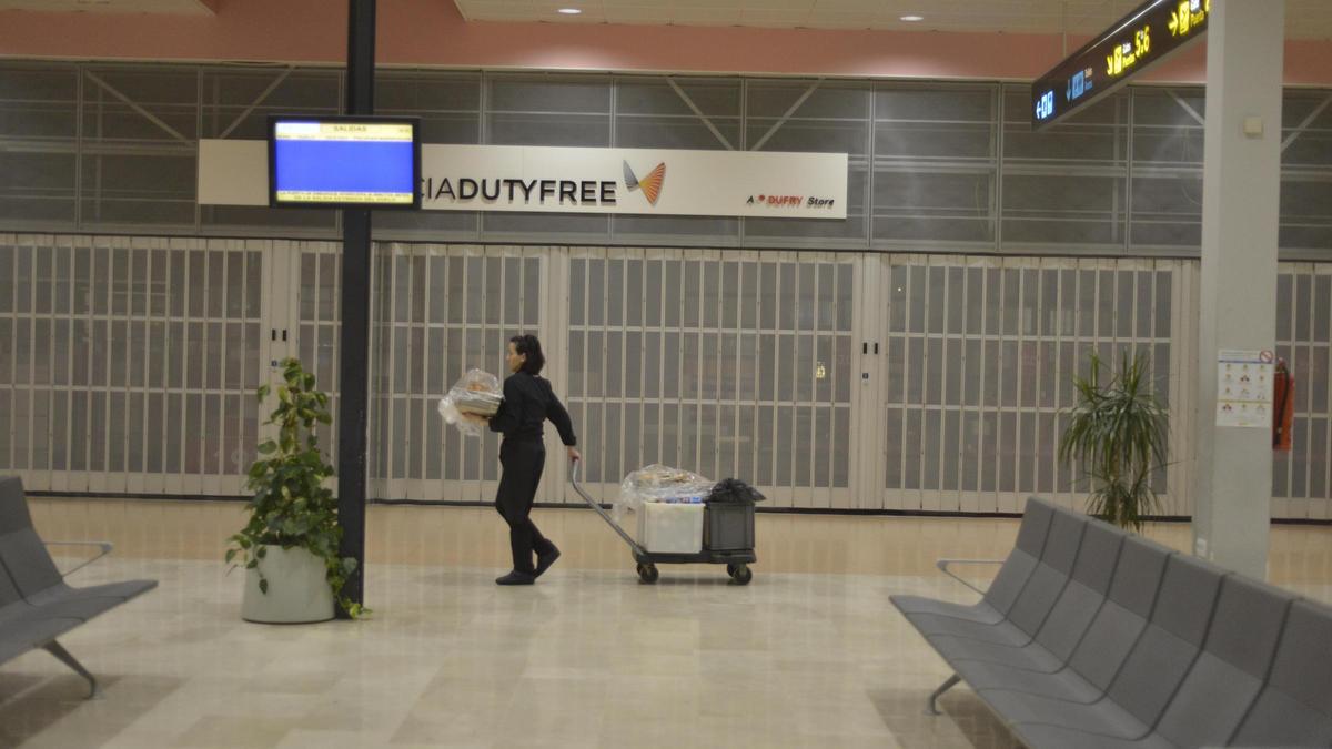 Una mujer, en las instalaciones del aeródromo el último día que funcionó el aeropuerto de San Javier, en enero de hace siete años.