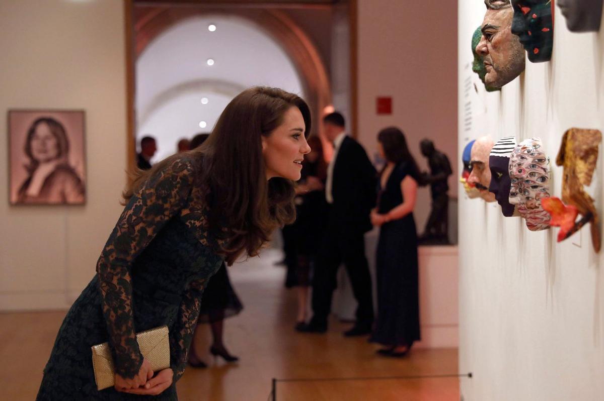 Portrait Gala 2017: Kate Middleton no pierde detalle de la exposición