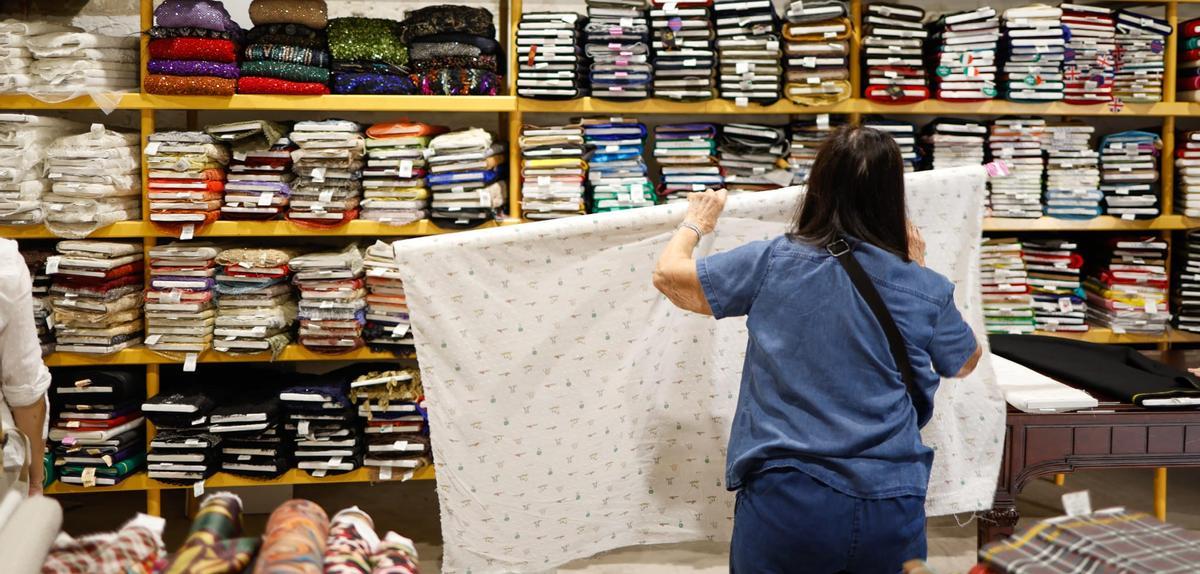 La venta de telas se ha trasladado al local anexo que ocupaba un restaurante en el chaflán de Periodista Azzati mientras se trabaja en la tienda histórica