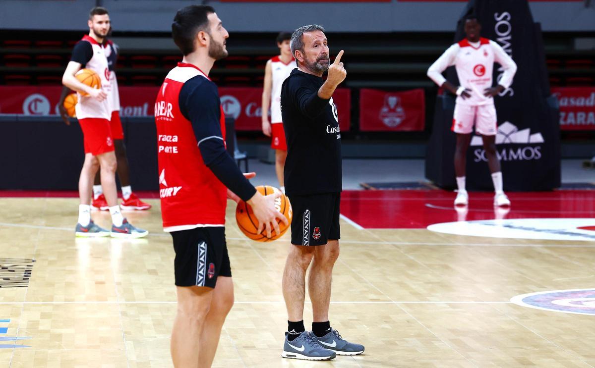 Plaza, con Spissu en primer plano, dando órdenes en un entrenamiento