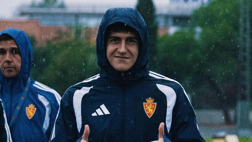El Real Zaragoza se ejercita en la 'casa' de Iranzo: sesión compensatoria bajo un aguacero en Paterna
