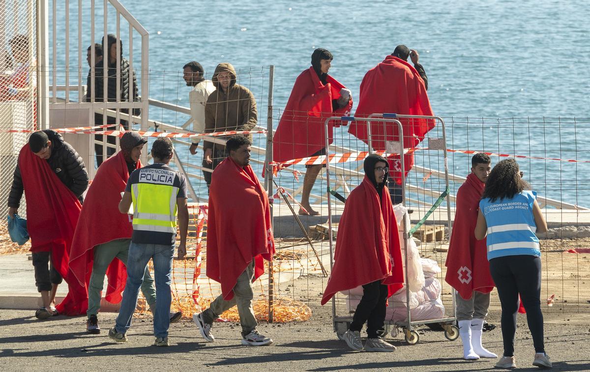 Rescatada una patera con 49 inmigrantes de origen magrebí en aguas próximas a Canarias