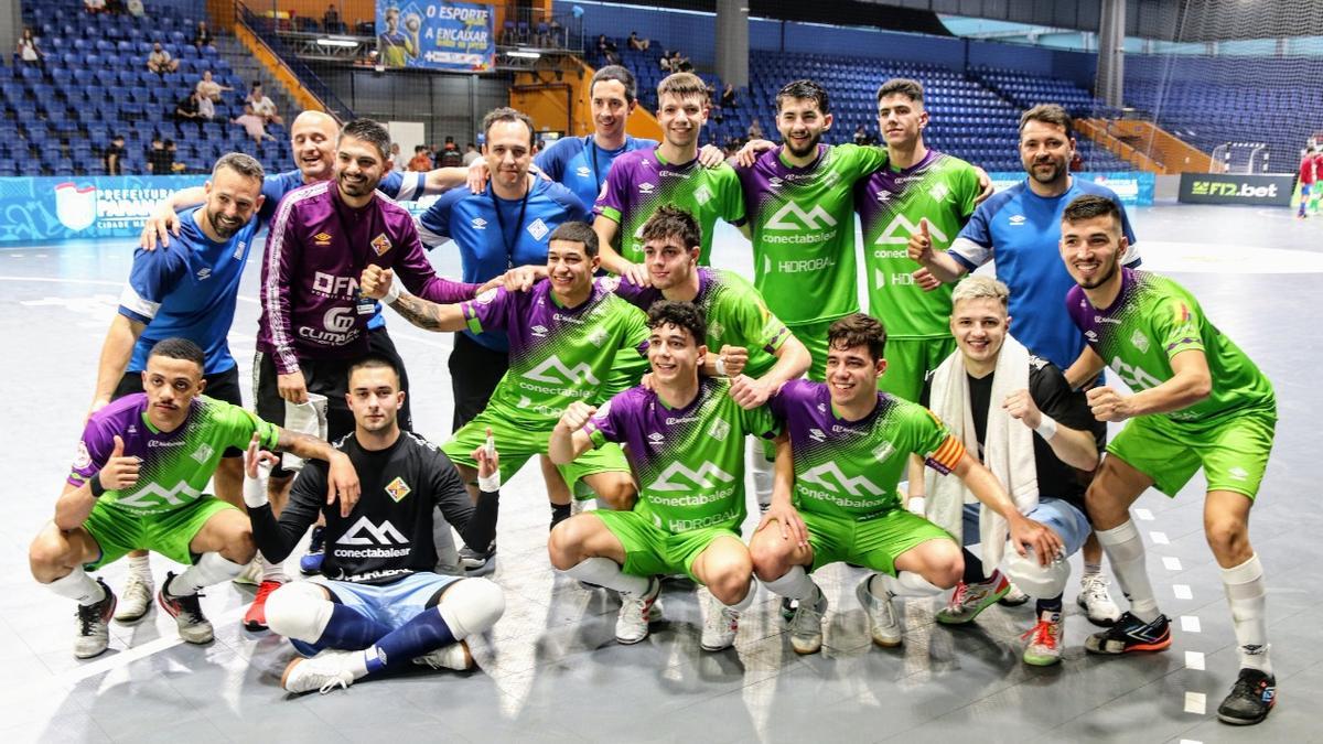 Los jugadores y técnicos del Palma celebran su triunfo ante el Pato Futsal