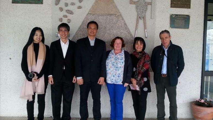 Los profesores Benjamaporn Mekar, Wutthichula Khunpatwattana, Nawakarn Sirarujanon y Metta Pornwannasiriwet, junto a Amador Ordóñez y Juana Muñoz, directora del IES Ribeira do Louro. // D.P.