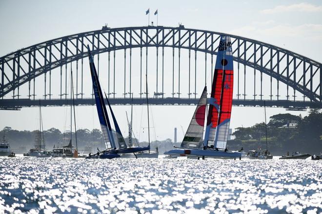 Los equipos SailGP de Japón (R) y Francia compiten el primer día de la carrera SailGP en el puerto de Sydney.