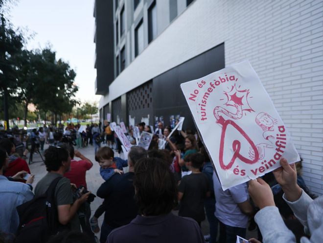 Cadena humana en València contra los pisos turísticos