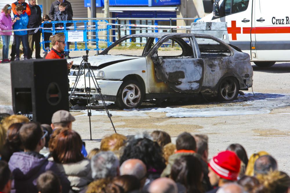 Los bomberos protagonizan rescatan a dos personas tras un accidente de tráfico ante numeroso público