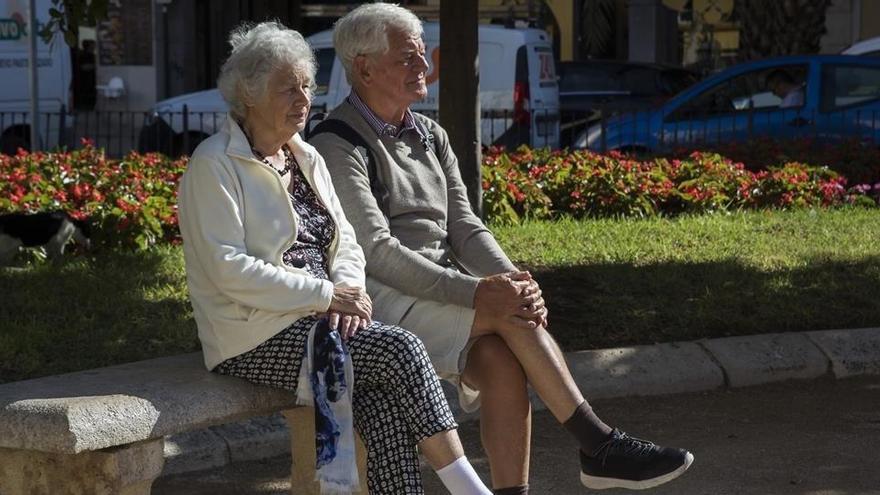 Dos pensionistas sentados en un banco, en Valencia