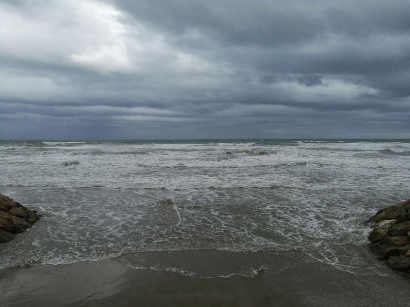 Olas de 2,5 metros invaden la playa de la Malvarrosa