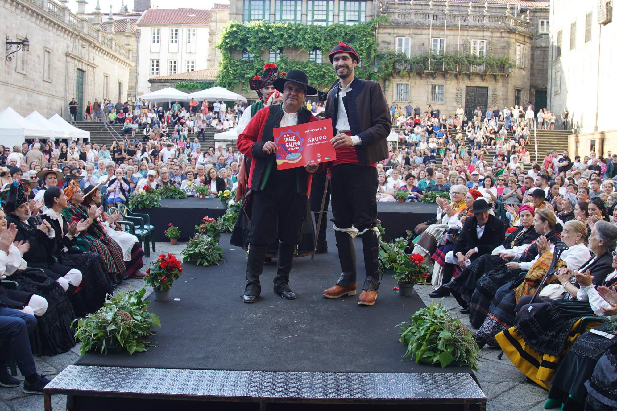 Entrega de diplomas a los premiados en el concurso de Traxe Galego