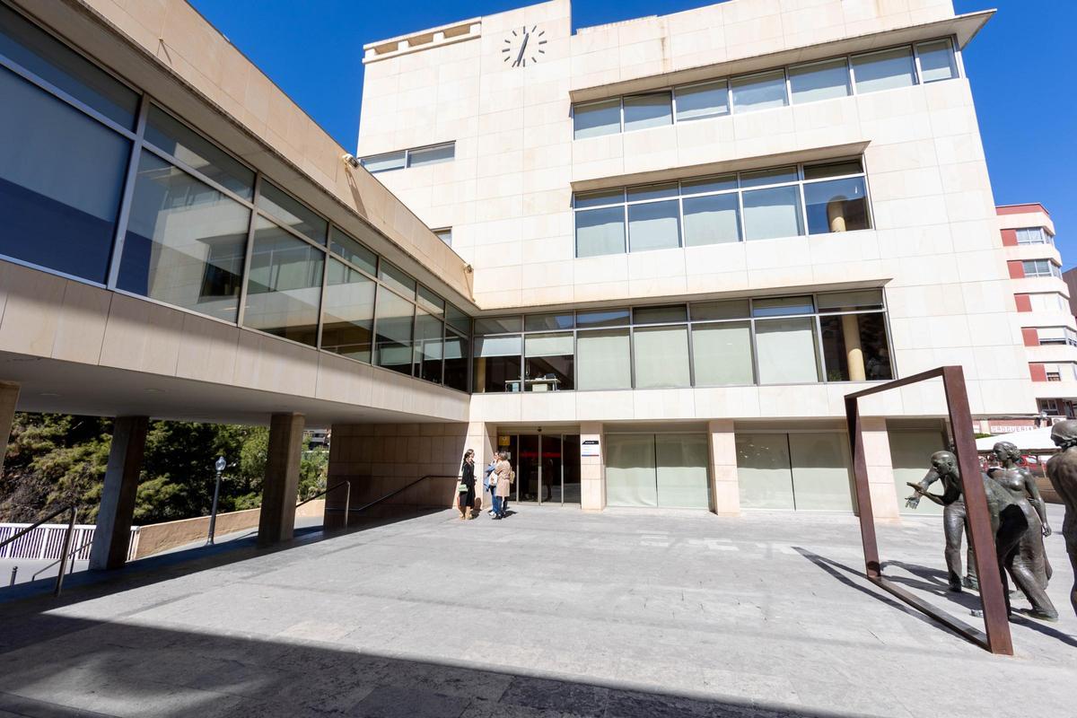 El Ayuntamiento de Elche, en la parte que da al Mercado Central.