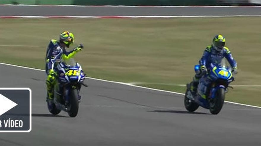 Valentino Rossi le dedica una peineta a Aleix Espargaró