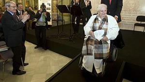 José Montilla aplaude a Carmen Balcells, galardón especial del jurado de los premios Terenci Moix, hoy, en Barcelona.