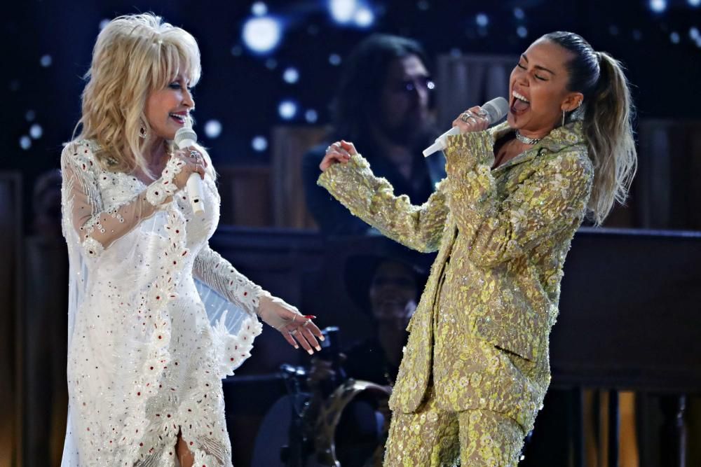 Dolly Parton y Miley Cyrus, en los Grammy.