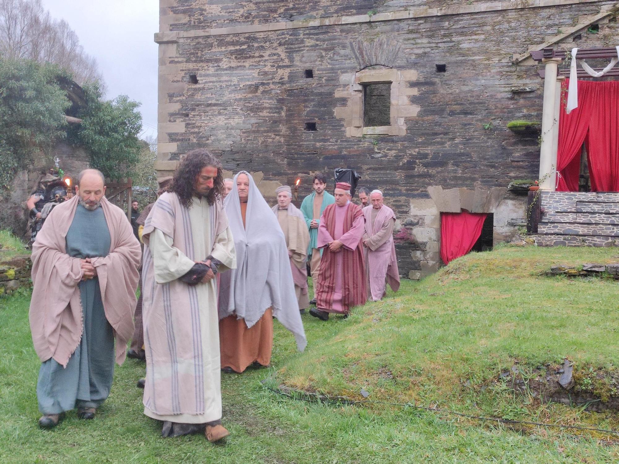 En imágenes: El espectacular vía crucis viviente de Villanueva de Oscos