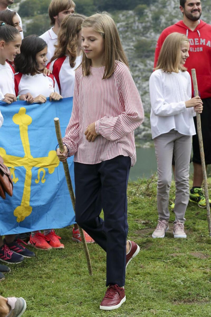 La Infanta Sofía de senderismo con blusa a rayas, pantalón azul marino y zapatillas granates