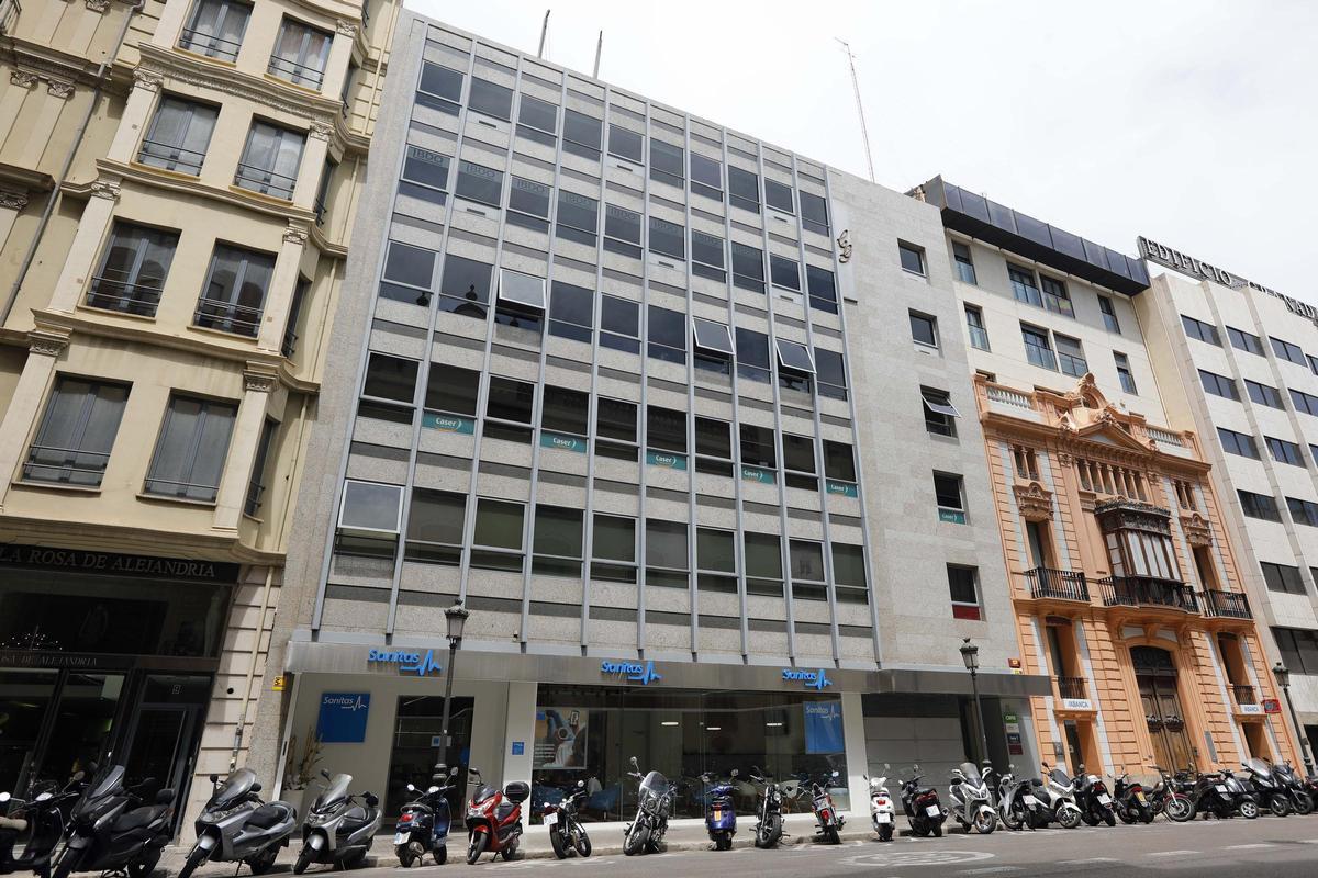 En el centro, edificio de oficinas de última generación en la calle Pintor Sorolla de València.
