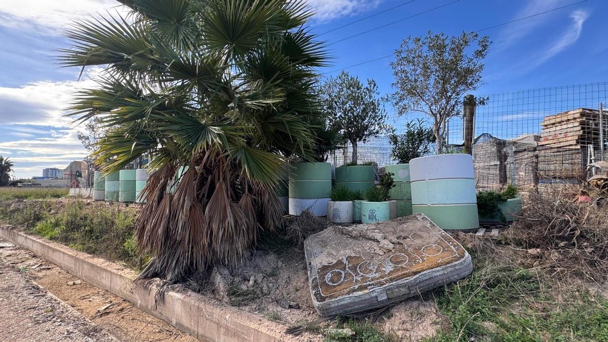 Los maceteros verdes retirados de la plaza del Ayuntamiento de València están en un solar de Alfafar.
