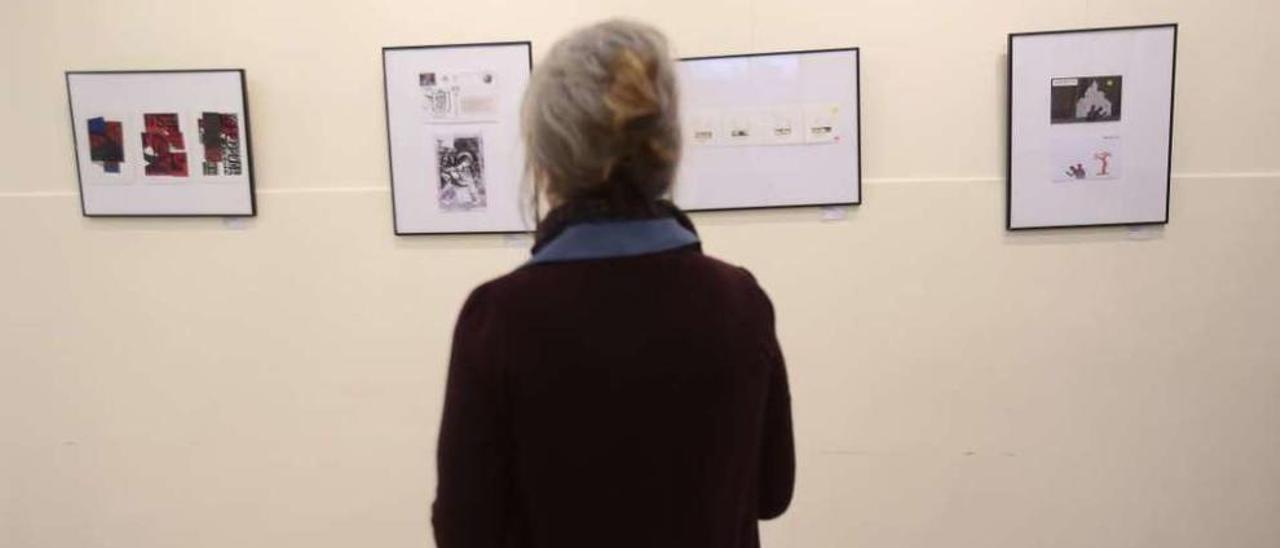 Una mujer contempla cuatro de las obras que conforman la exposición. // Adrián Irago
