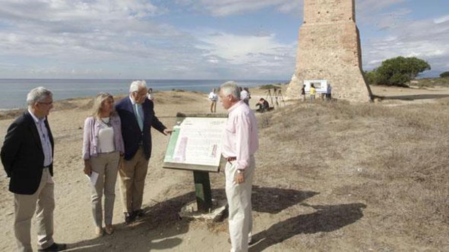 La alcaldesa, Ángeles Muñoz, y el subdelegado del Gobierno, Hernández Mollar, junto a la Torre Ladrones.