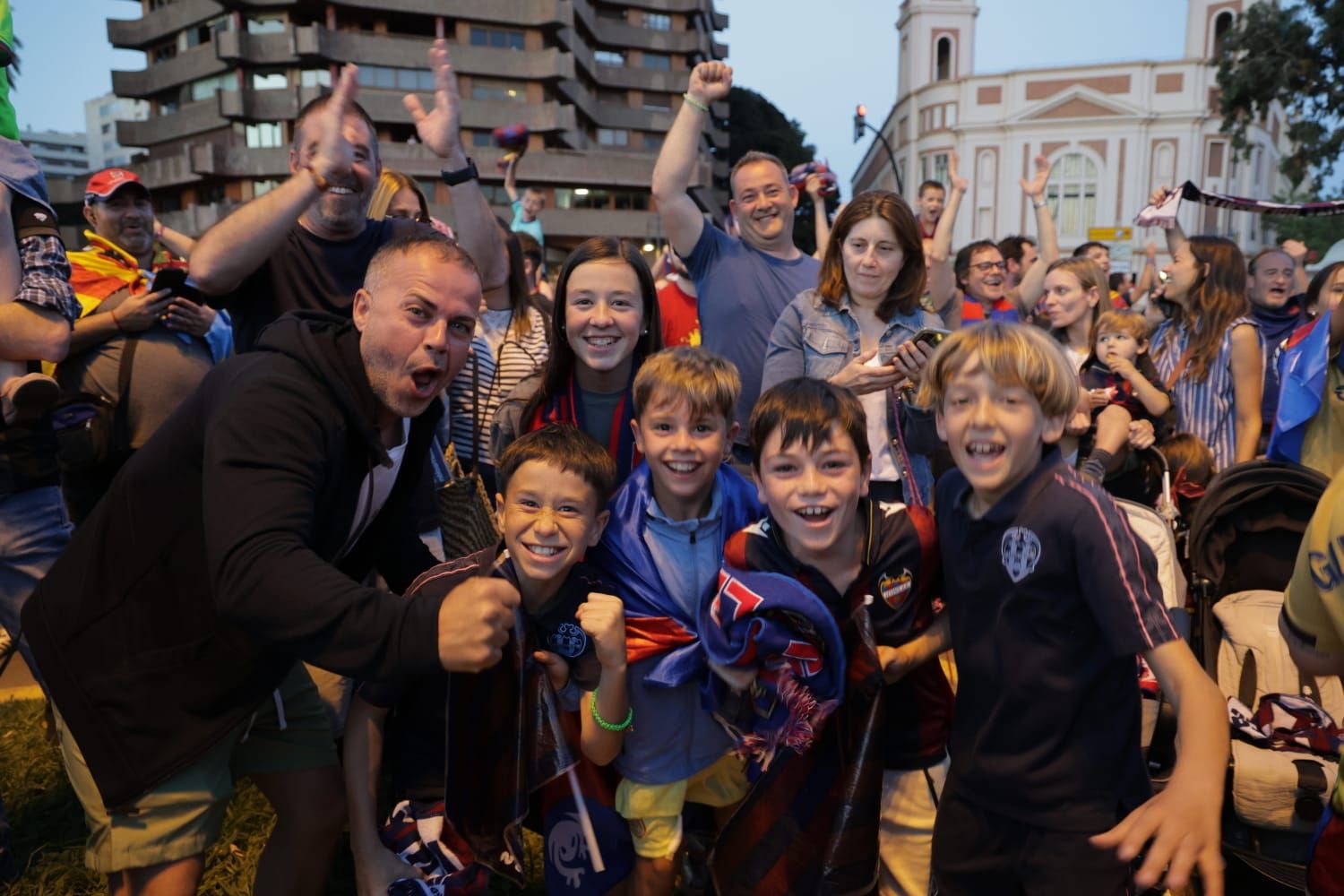 La afición del Levante UD festeja el ascenso en la fuente de Las Cuatro Estaciones