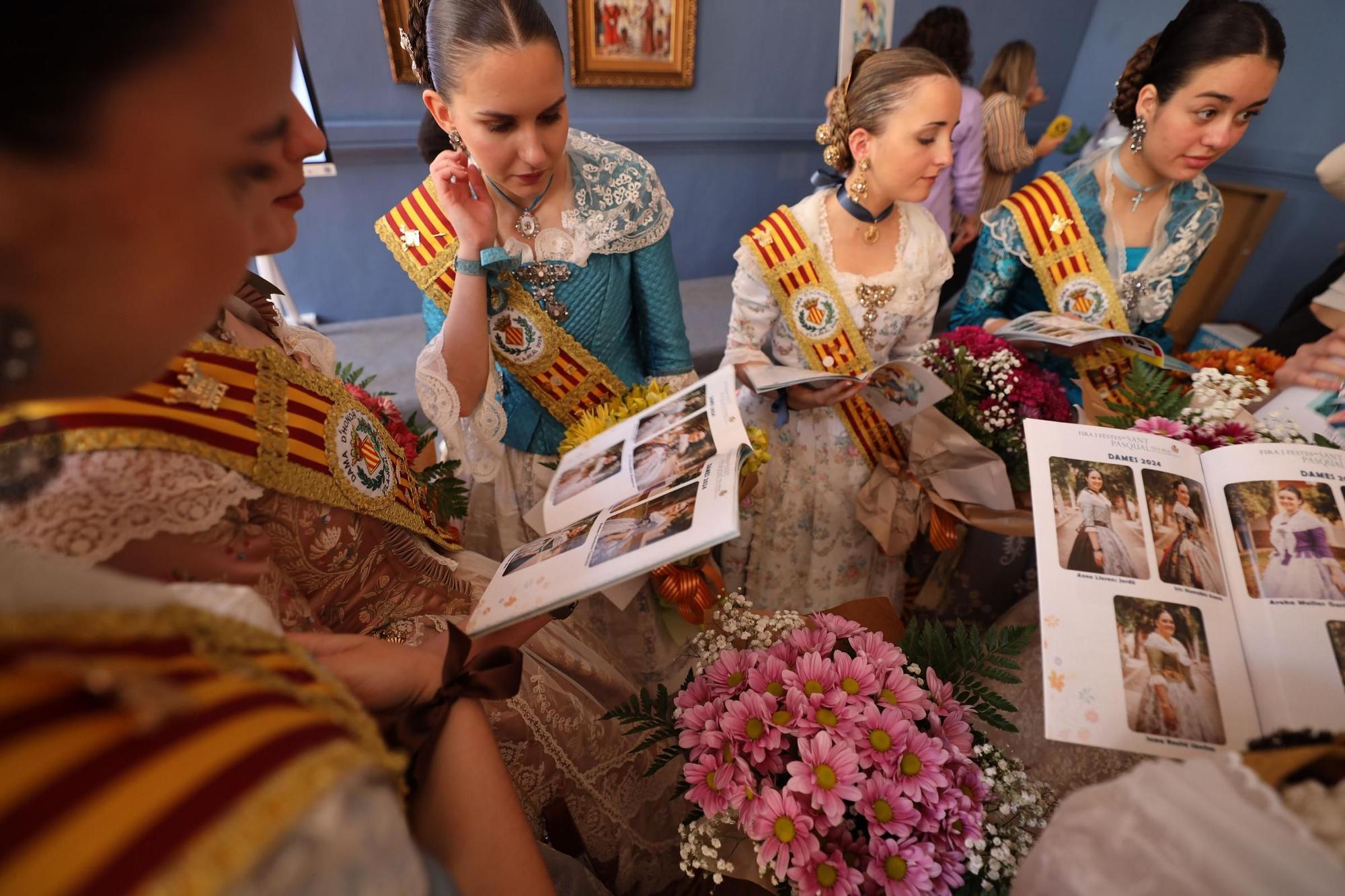 Les imatges de la presentació del llibret amb els actes de les festes de Sant Pasqual a Vila-real